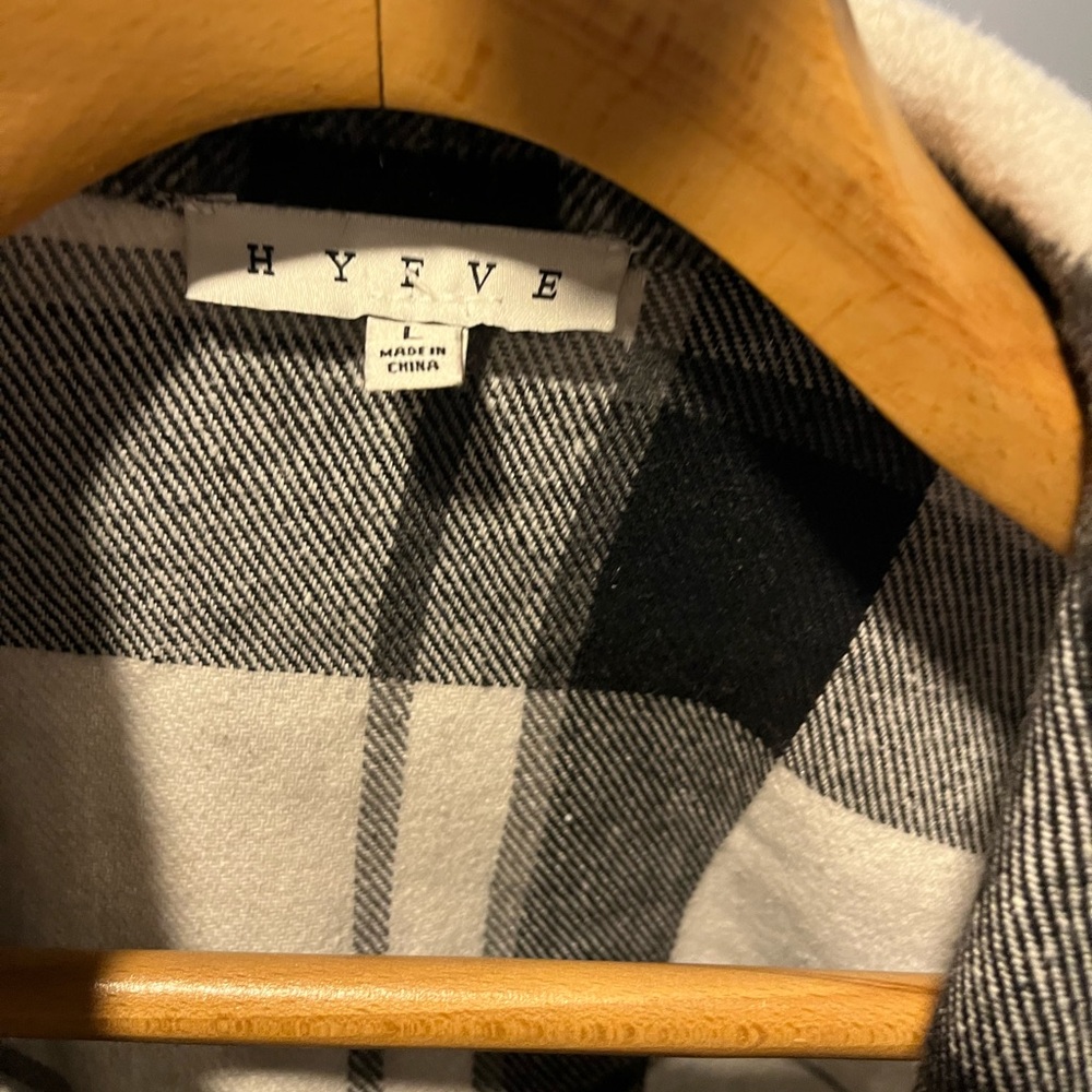Cropped Shacket L - Picture 2 of 2